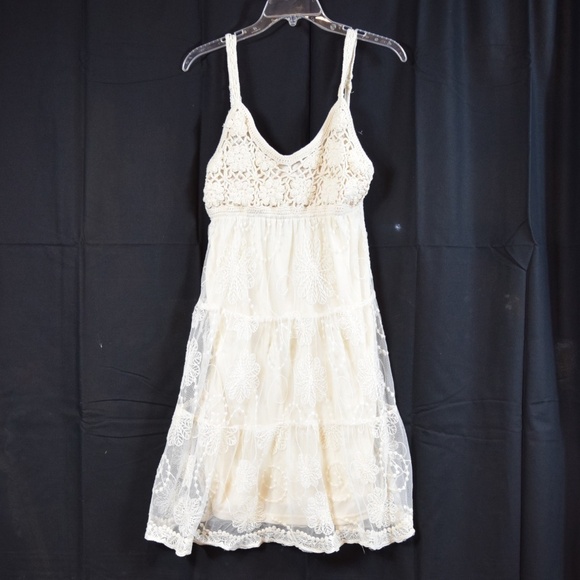 Pretty lace dress - Picture 2 of 5